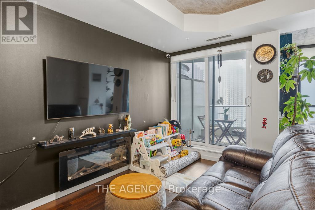 2103 - 218 Queens Quay Boulevard W, Toronto, Ontario  M5J 2Y6 - Photo 9 - C12952806