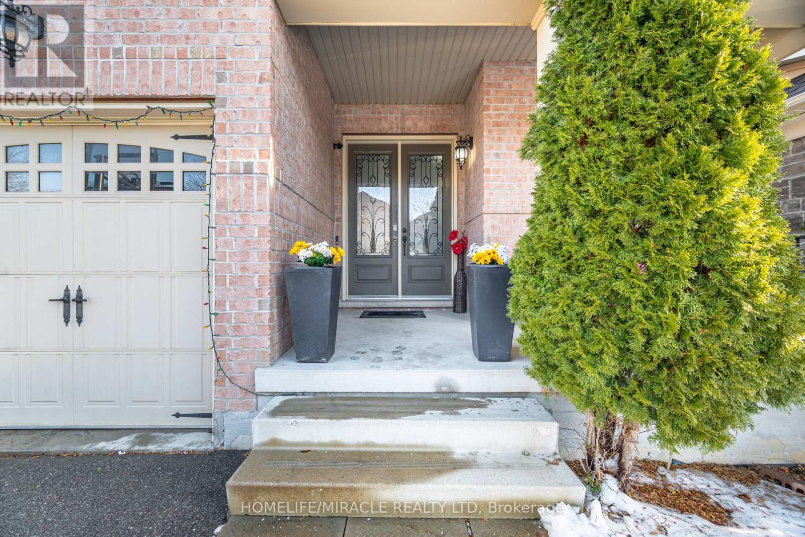 162 Coastline Drive, Brampton, Ontario  L6Y 0S2 - Photo 2 - W12952822