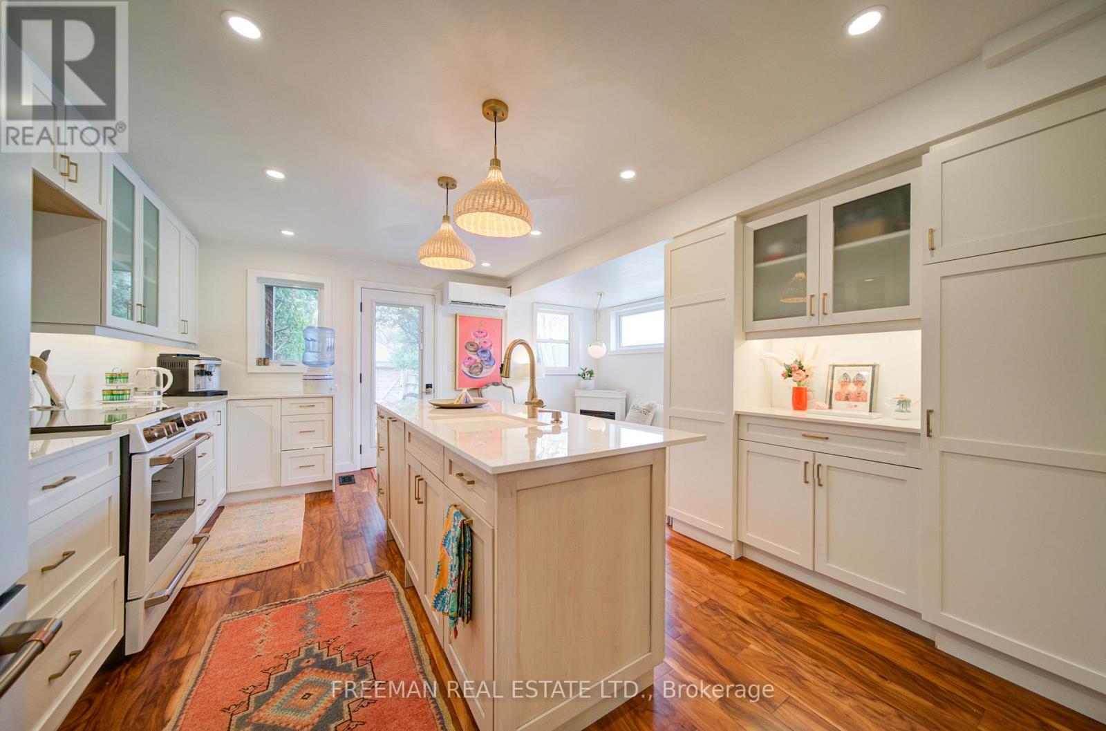 302 Evelyn Avenue, Toronto, Ontario  M6P 2Z9 - Photo 7 - W12952840