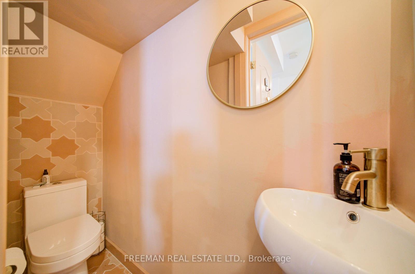 302 Evelyn Avenue, Toronto, Ontario  M6P 2Z9 - Photo 9 - W12952840