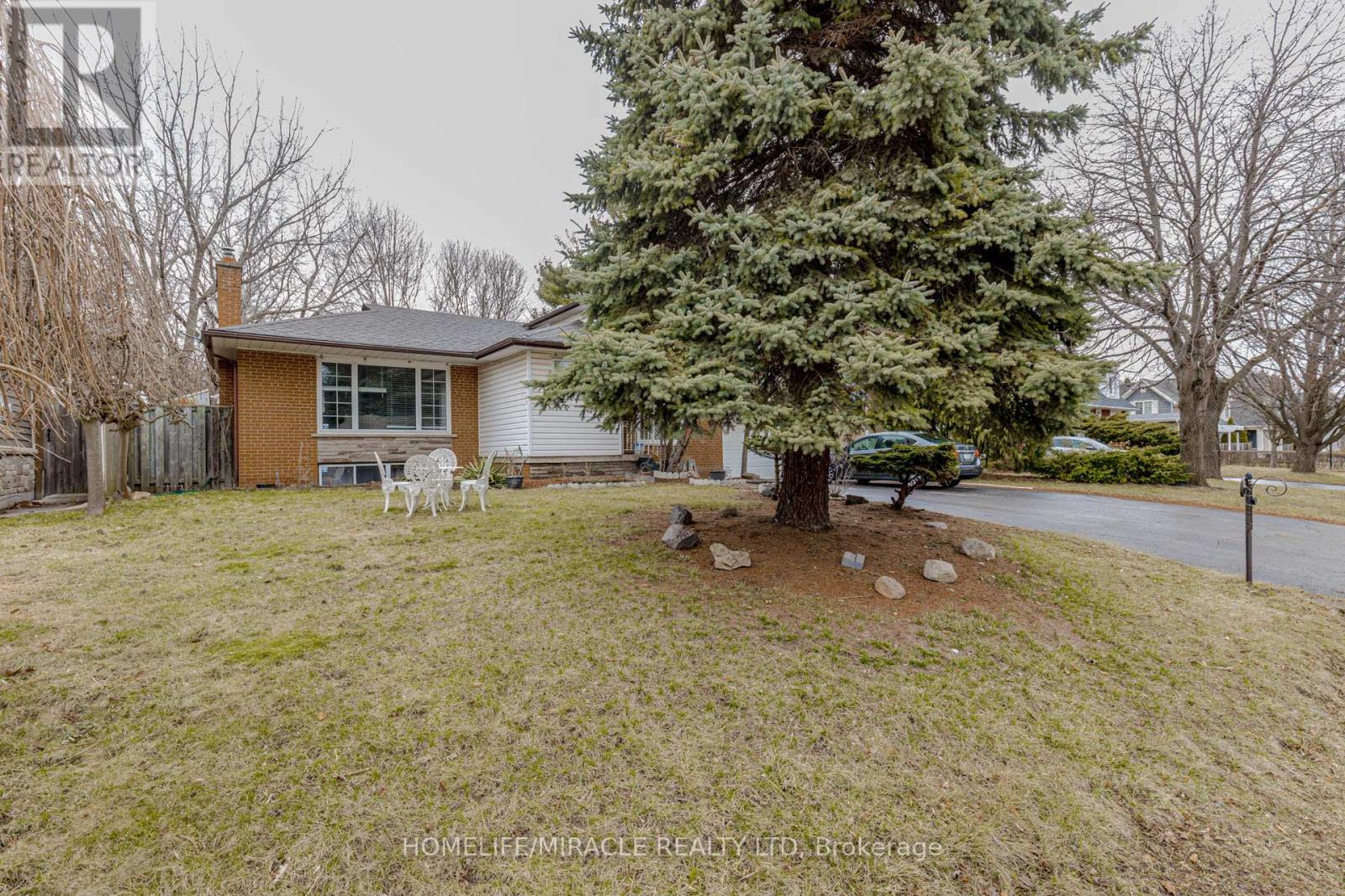 2463 Applewood Drive, Oakville, Ontario  L6L 1V7 - Photo 3 - W12952864