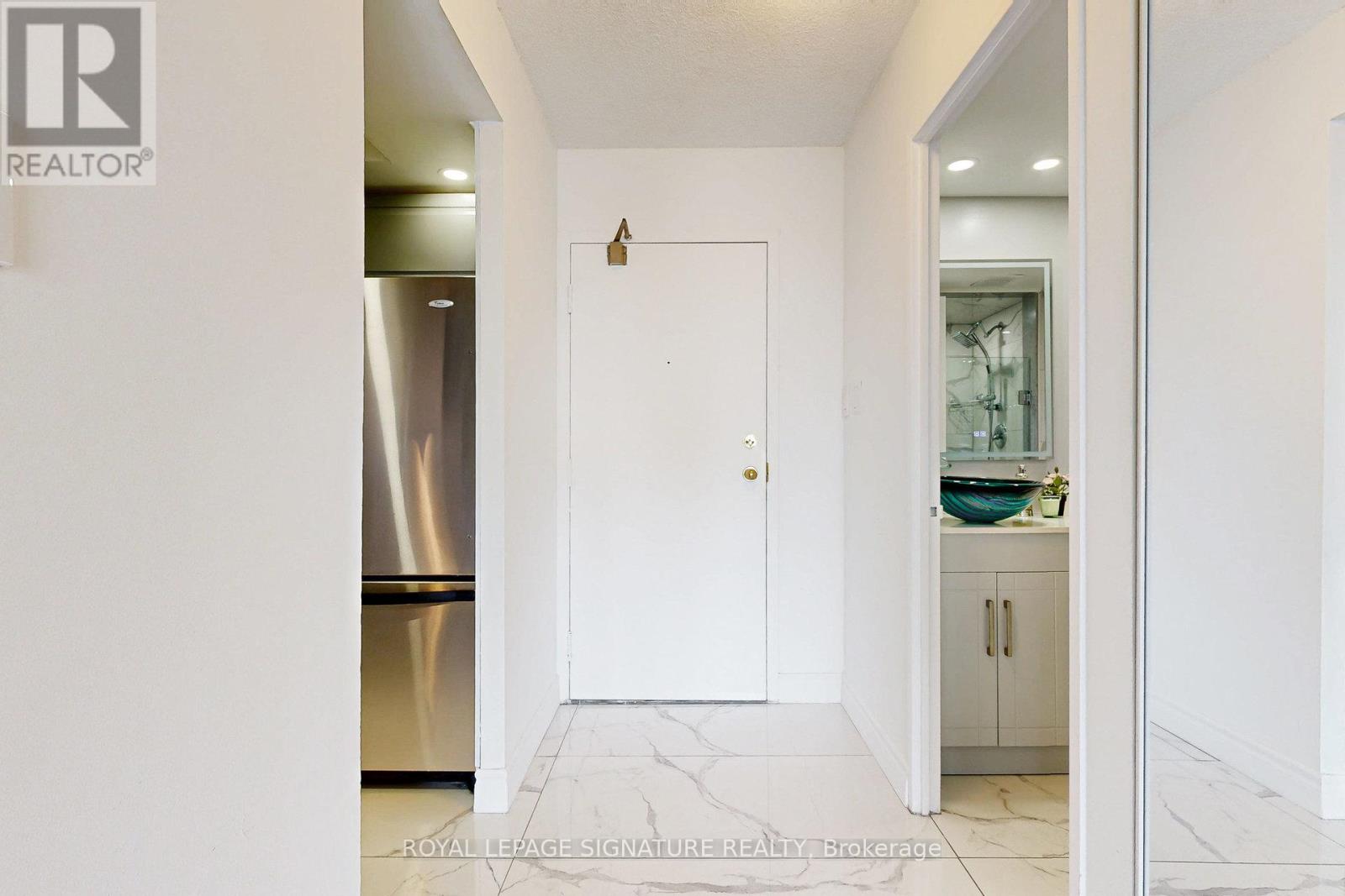 1501 - 265 Enfield Place, Mississauga, Ontario  L5B 3Y7 - Photo 2 - W12952918