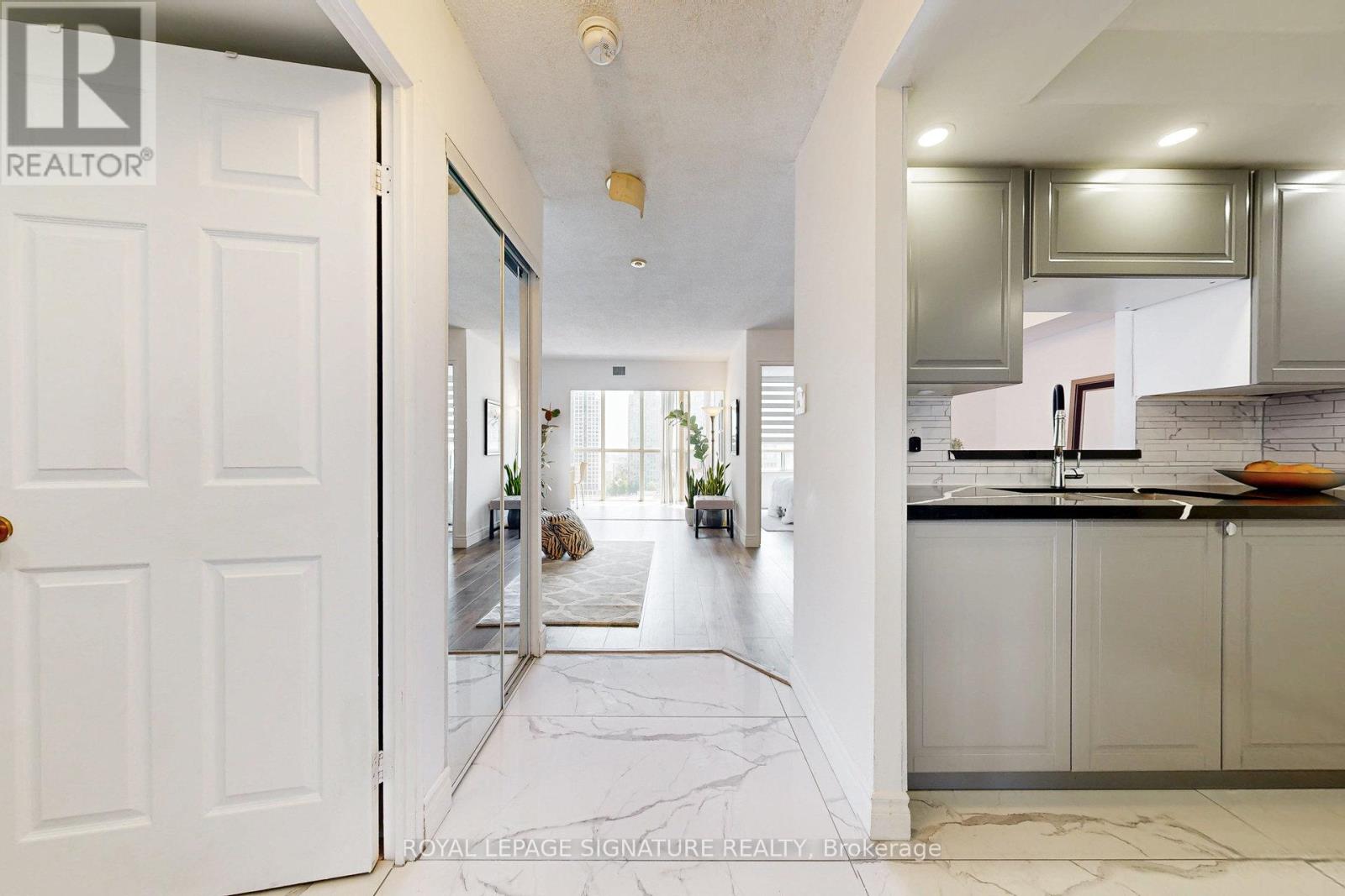 1501 - 265 Enfield Place, Mississauga, Ontario  L5B 3Y7 - Photo 3 - W12952918