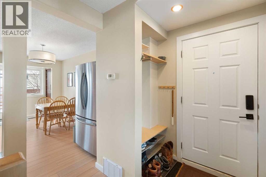 11035 Oakfield Drive SW, Calgary, Alberta  T2W 3H3 - Photo 3 - A2296863