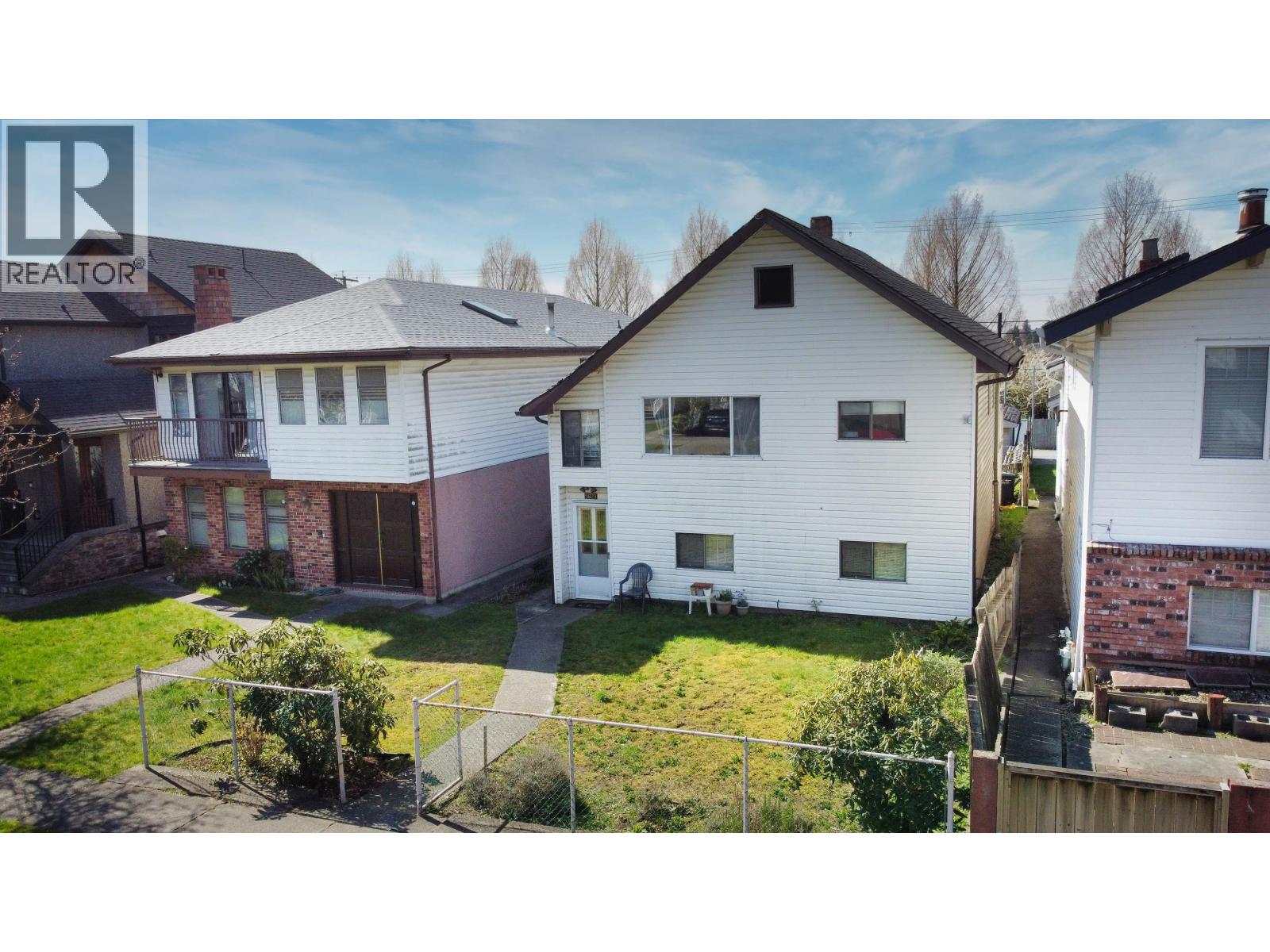 5829 Mckinnon Street, Vancouver, British Columbia  V5R 4E2 - Photo 3 - R3106040