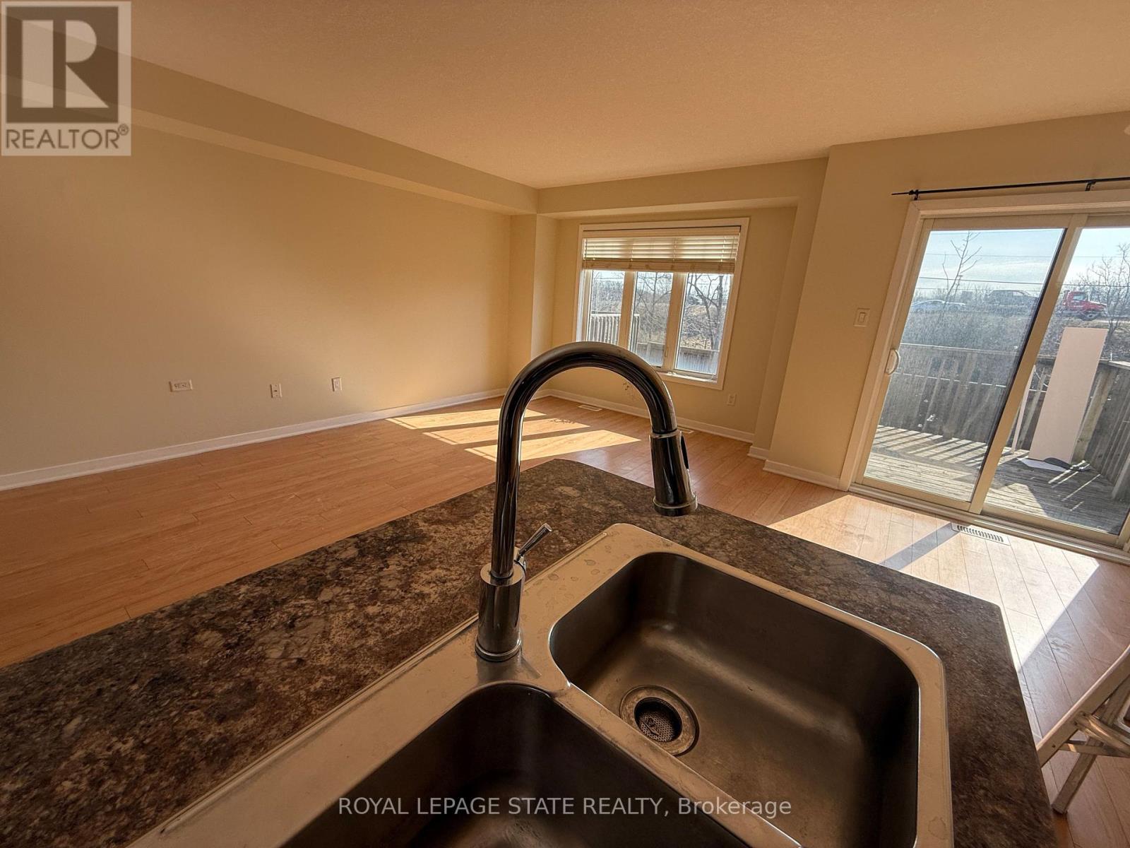 148 Crafter Crescent, Hamilton, Ontario  L8J 0H8 - Photo 6 - X12952812