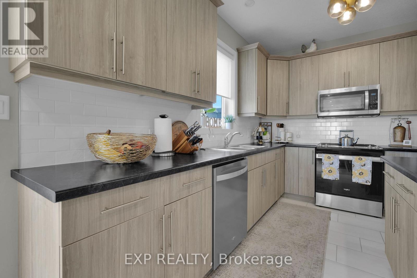 349 Edgevalley Road, London East, Ontario  N5V 0C3 - Photo 14 - X12953074