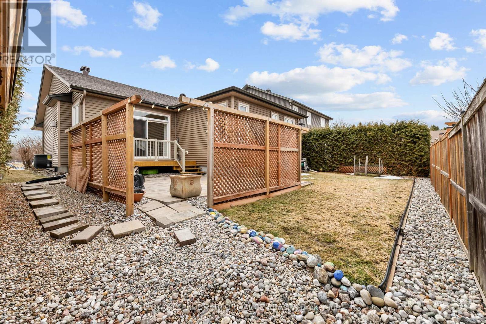 15 York Crossing Crossing, Russell, Ontario  K4R 0C4 - Photo 32 - X12953102