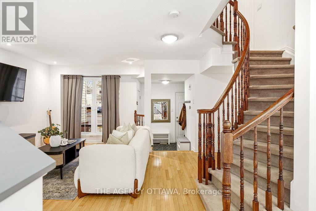 555 Aberfoyle Circle, Ottawa, Ontario  K2K 3R4 - Photo 4 - X12953264