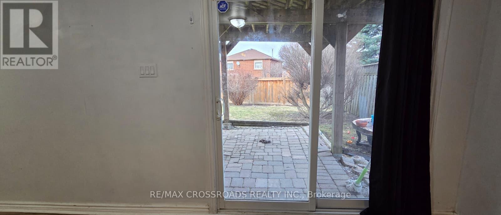 21 Fernbank Place, Whitby, Ontario  L1R 1S9 - Photo 5 - E12953256