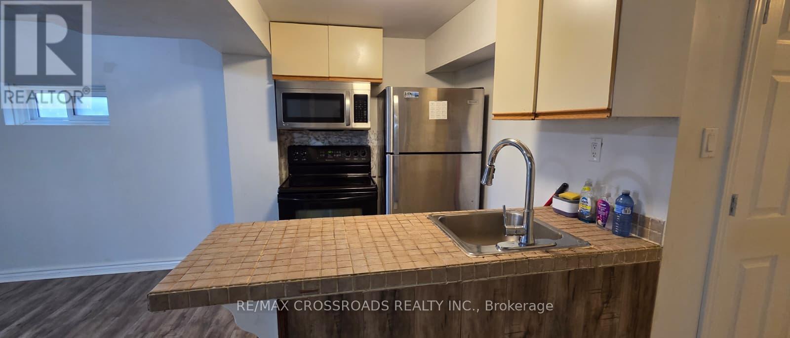 21 Fernbank Place, Whitby, Ontario  L1R 1S9 - Photo 9 - E12953256