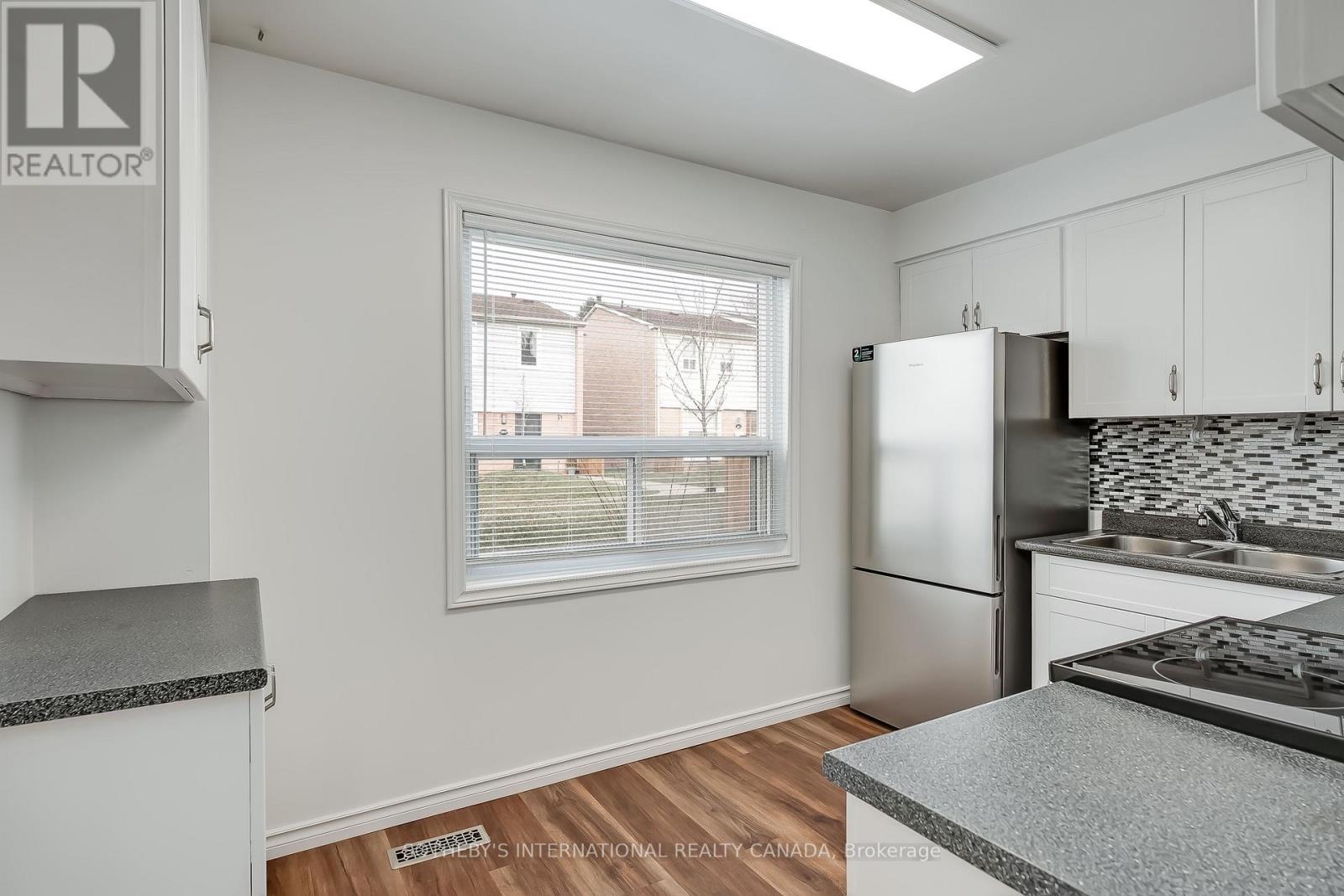 203 - 1055 Shawnmarr Road, Mississauga, Ontario  L5H 3V2 - Photo 5 - W12952696