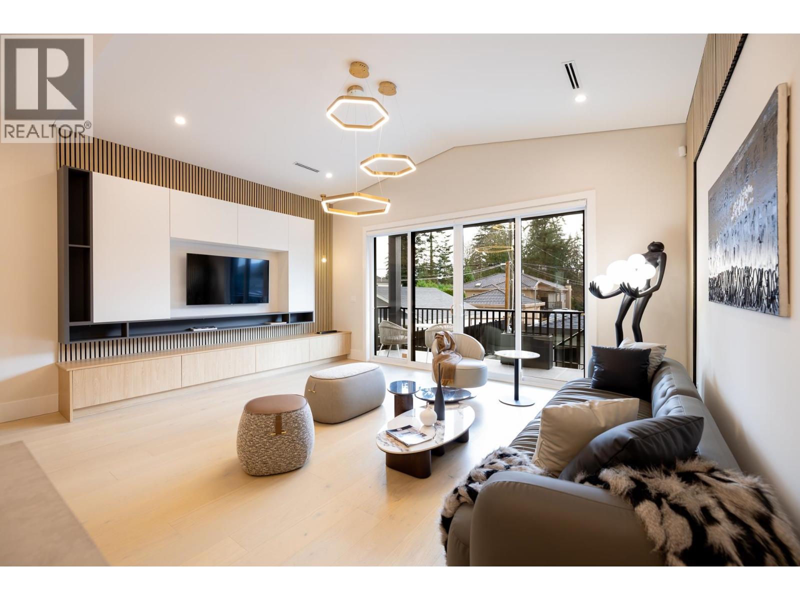 8055 18th Avenue, Burnaby, British Columbia  V3N 1J9 - Photo 2 - R3083197