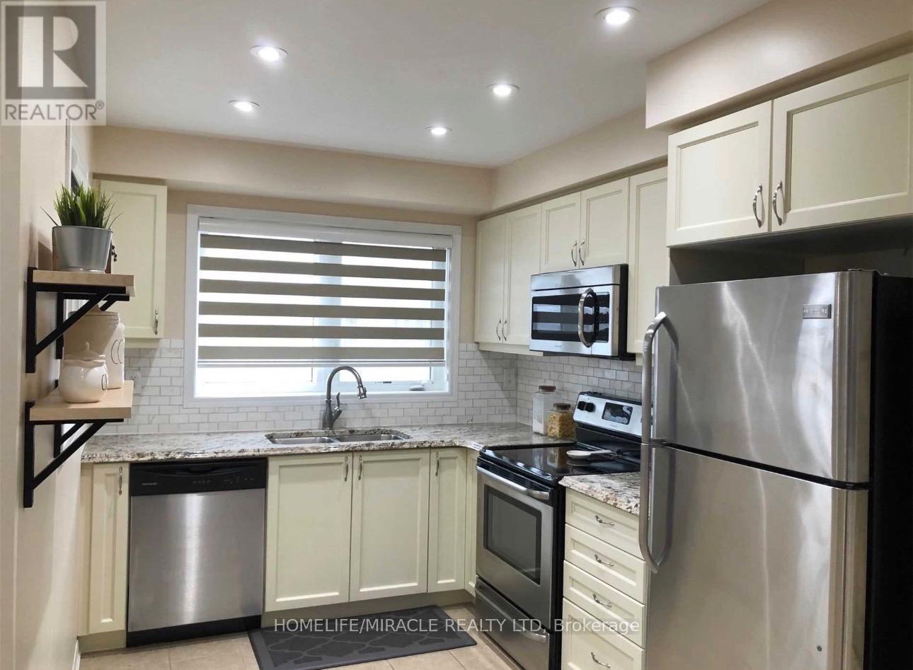 160 Baycliffe Crescent, Brampton, Ontario  L7A 3Z3 - Photo 2 - W12952958