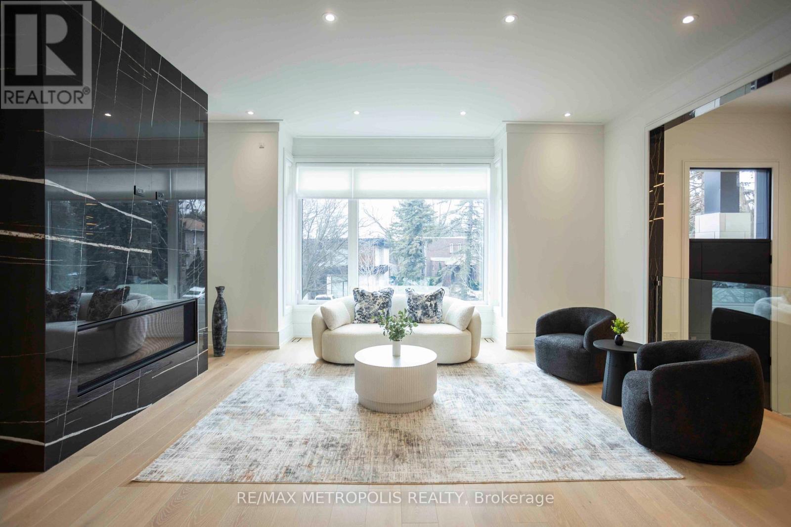 12 Bearwood Drive, Toronto, Ontario  M9A 4G4 - Photo 4 - W12952974