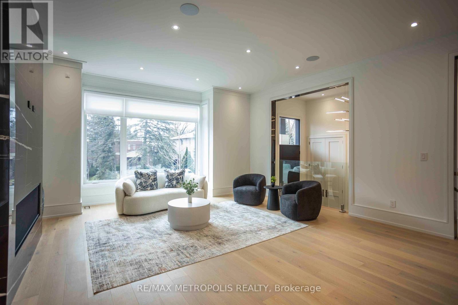 12 Bearwood Drive, Toronto, Ontario  M9A 4G4 - Photo 5 - W12952974