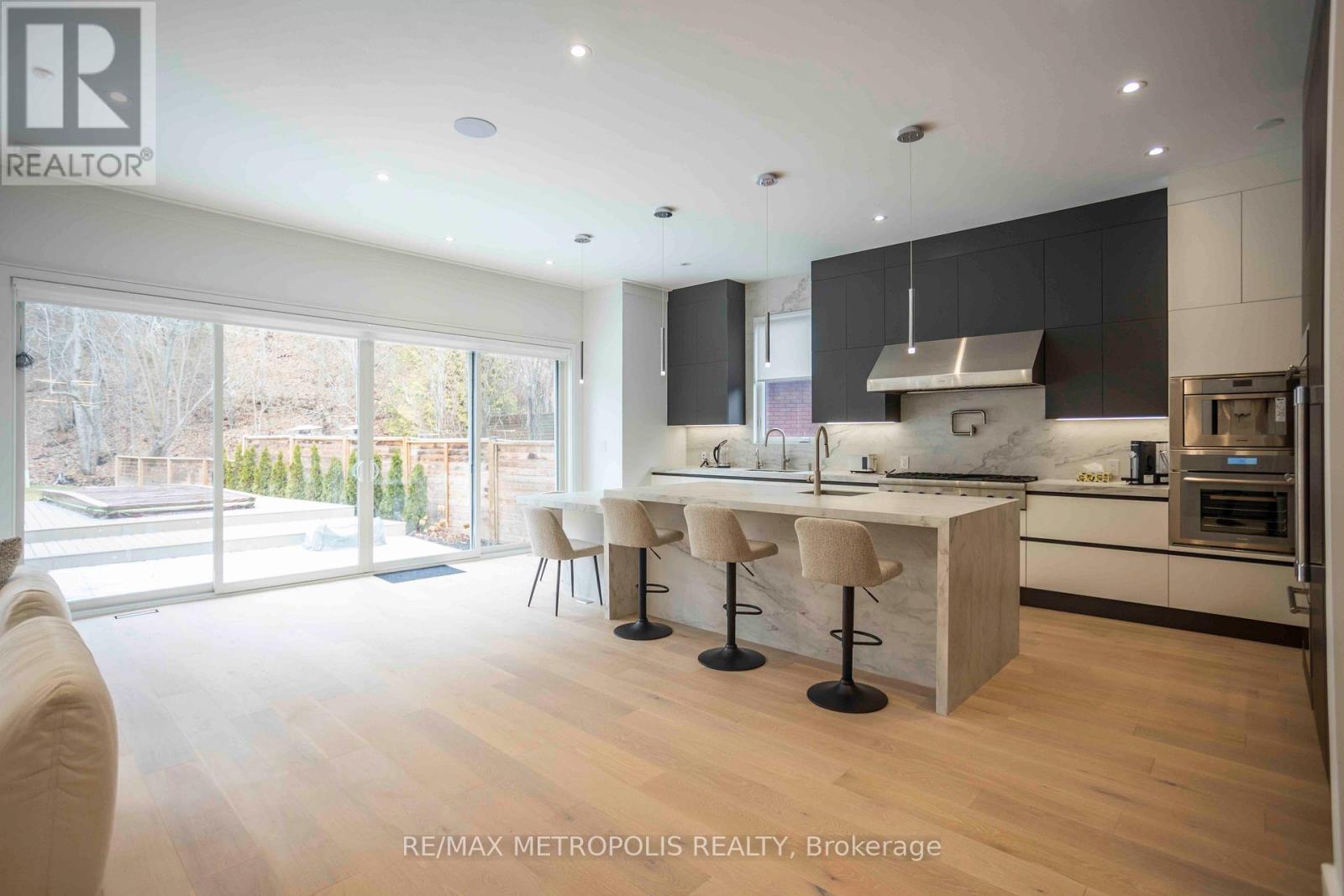 12 Bearwood Drive, Toronto, Ontario  M9A 4G4 - Photo 9 - W12952974