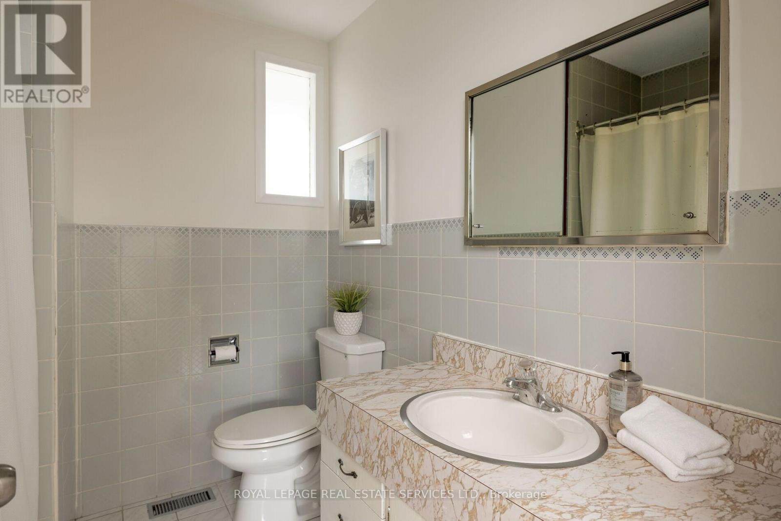 1106 Falgarwood Drive, Oakville, Ontario  L6H 1N9 - Photo 21 - W12953112