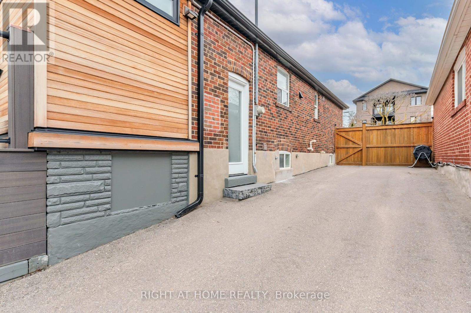 17 Claybrooke Street, Toronto, Ontario  M6M 3P6 - Photo 39 - W12953204