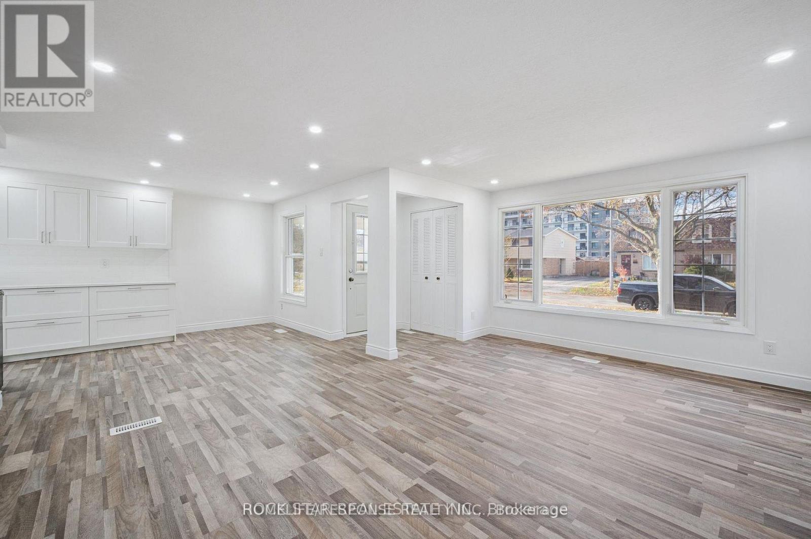 Upper - 118 Selkirk Drive, Kitchener, Ontario  N2E 1M4 - Photo 5 - X12953260