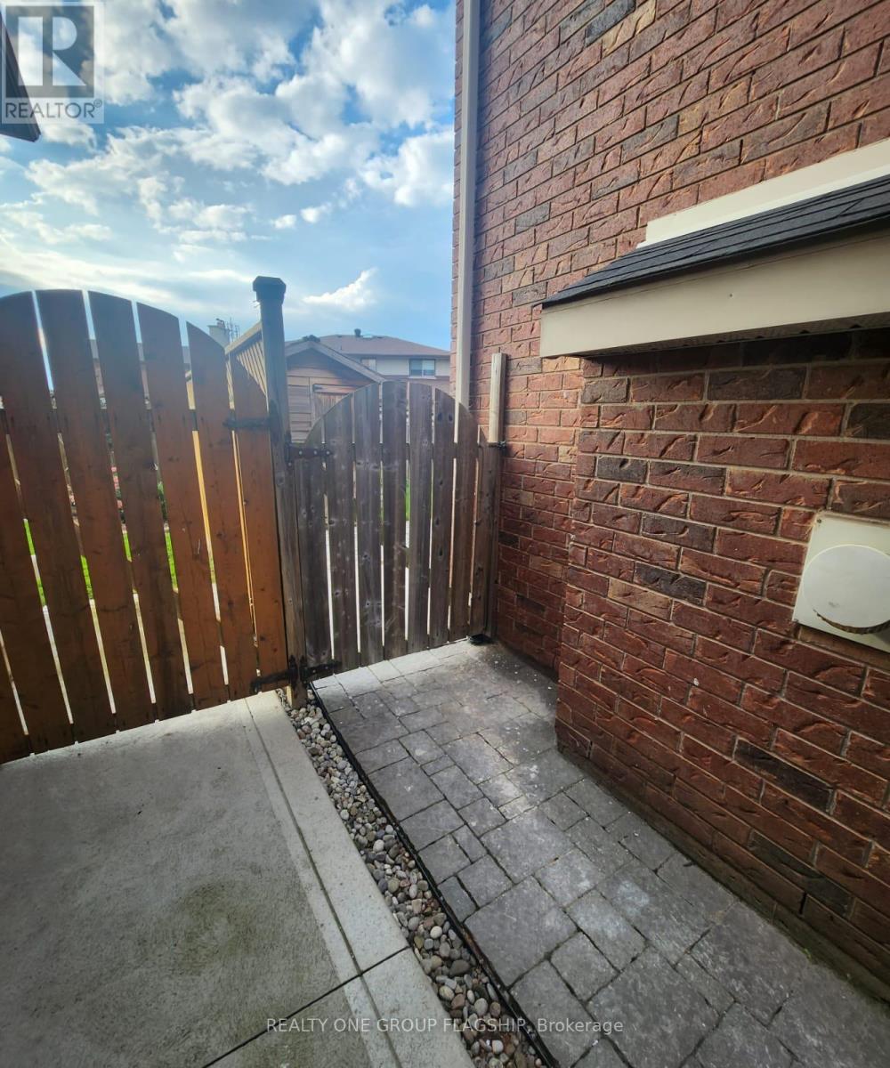 Lower - 15 Sasha Court, Hamilton, Ontario  L8E 0A3 - Photo 2 - X12953358