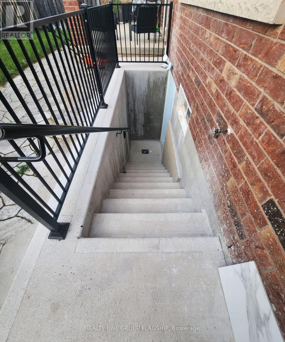 Lower - 15 Sasha Court, Hamilton, Ontario  L8E 0A3 - Photo 3 - X12953358