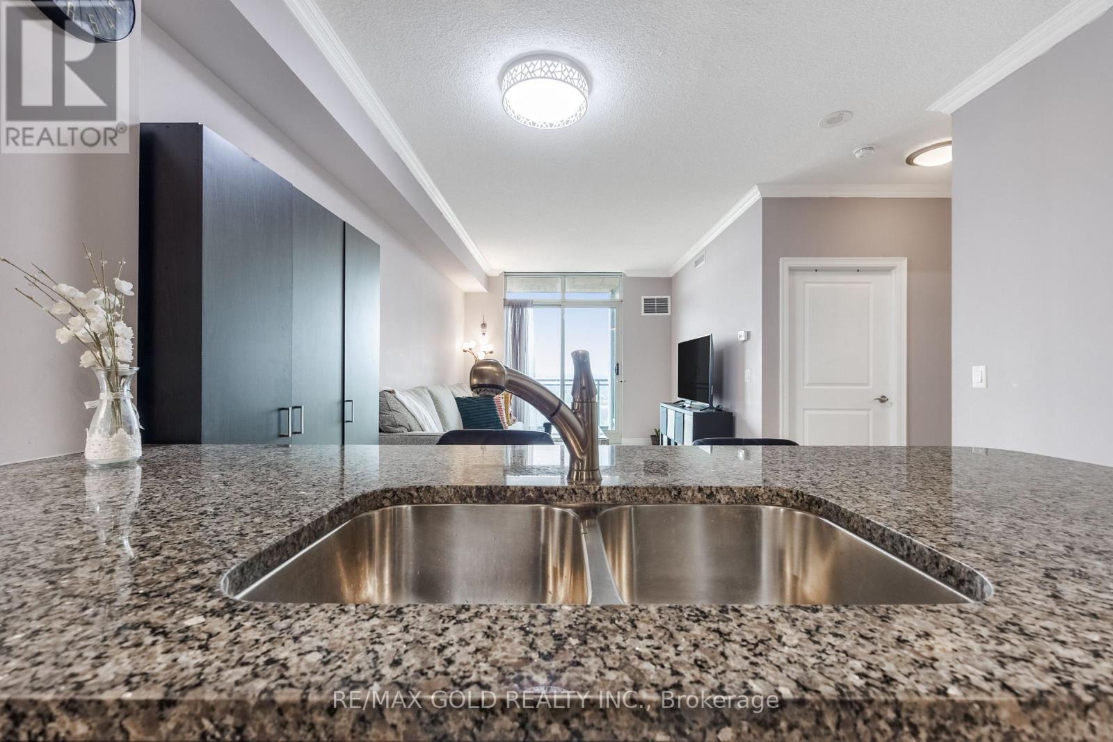 2407 - 100 John Street, Brampton, Ontario  L6W 0A8 - Photo 14 - W12929744