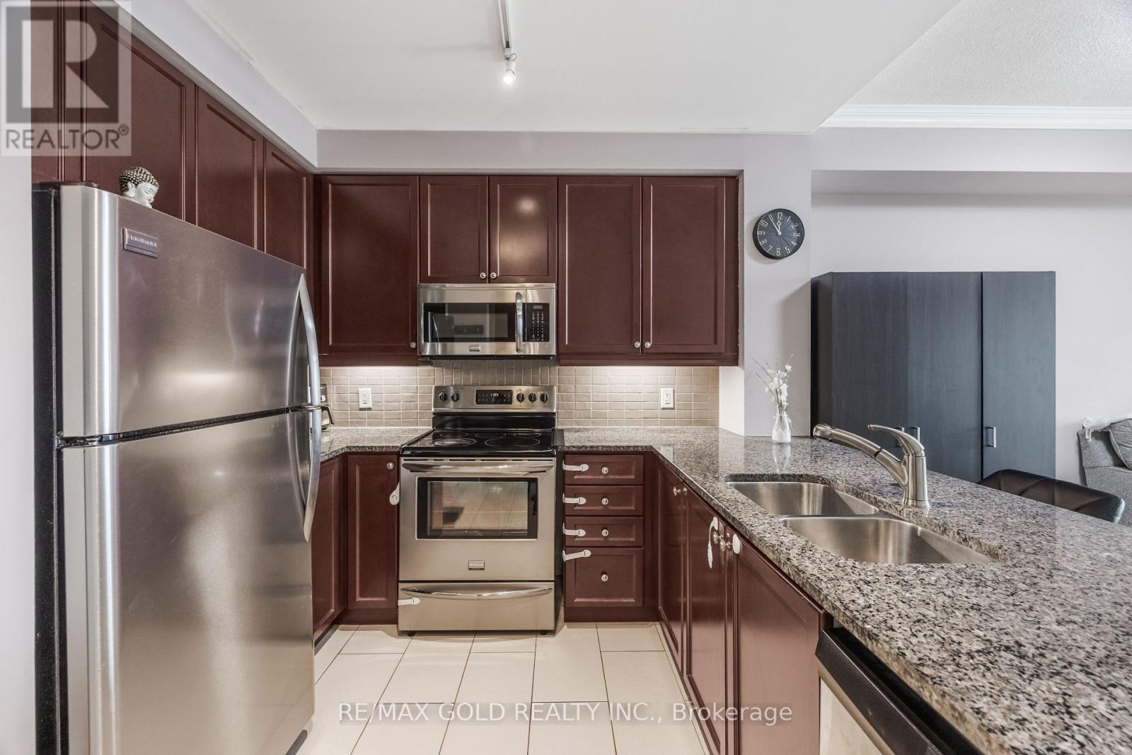 2407 - 100 John Street, Brampton, Ontario  L6W 0A8 - Photo 12 - W12929744