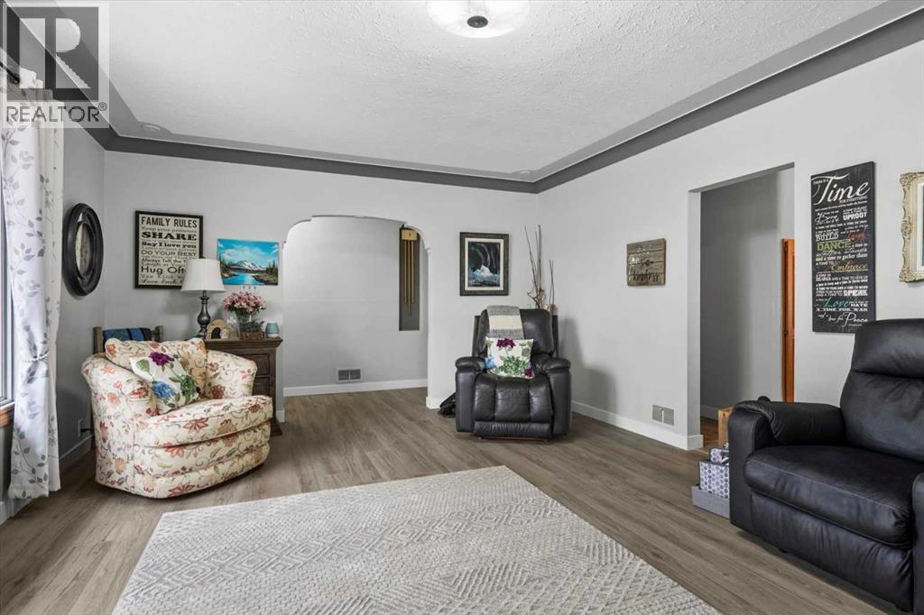 955 15 Avenue NE, Calgary, Alberta  T2E 1J2 - Photo 9 - A2292994