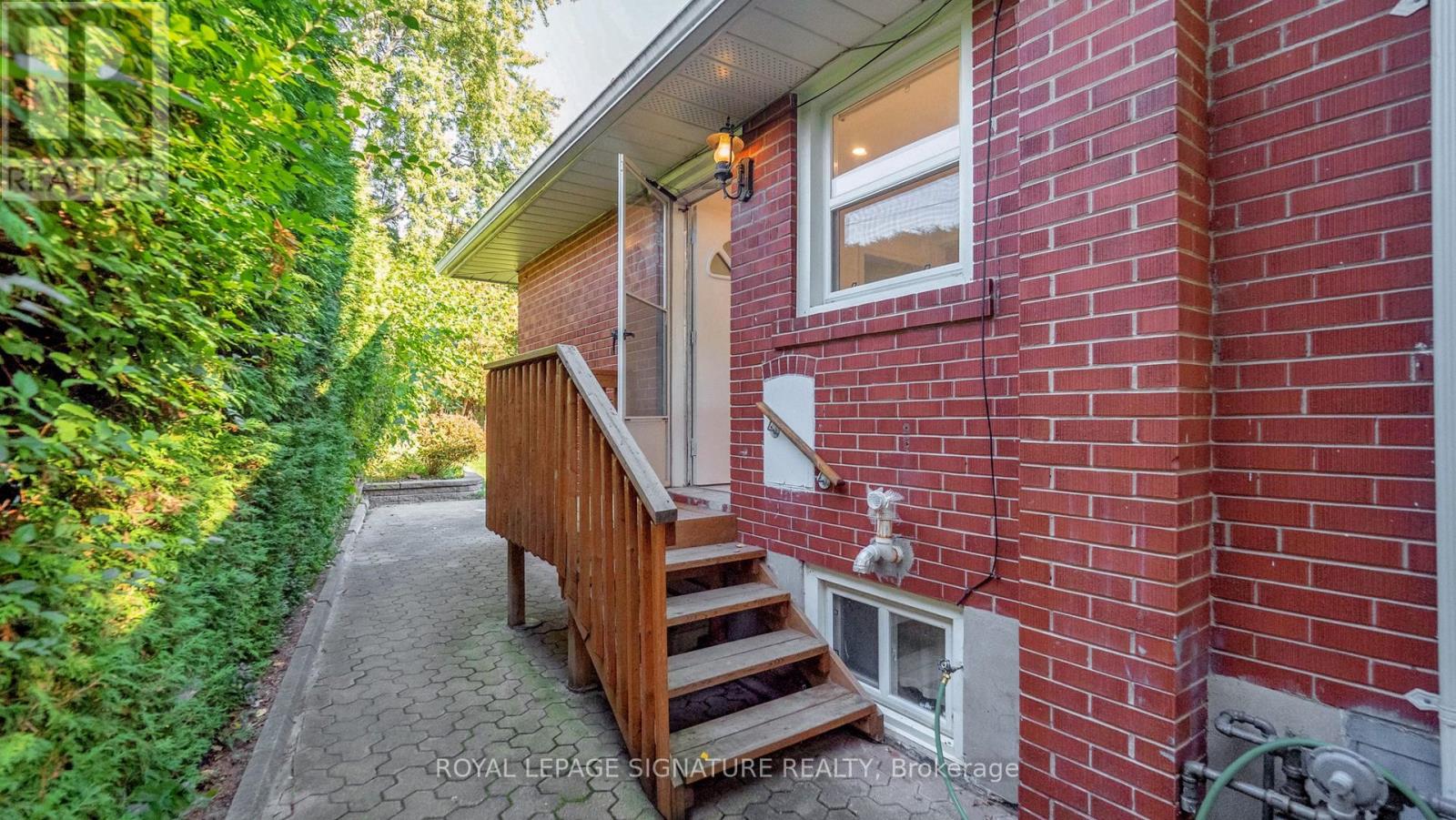 Upper - 145 Sloane Avenue, Toronto, Ontario  M4A 2B8 - Photo 21 - C12953440