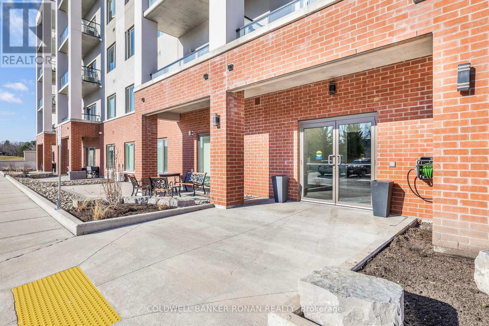 104 - 64 Queen Street S, New Tecumseth (Tottenham), Ontario  L0G 1W0 - Photo 2 - N12953388