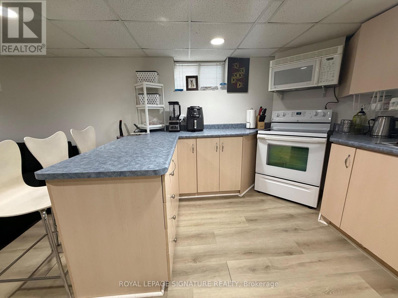 Ll - 43 St George Street, Toronto, Ontario  M8Z 3Y6 - Photo 3 - W12953410