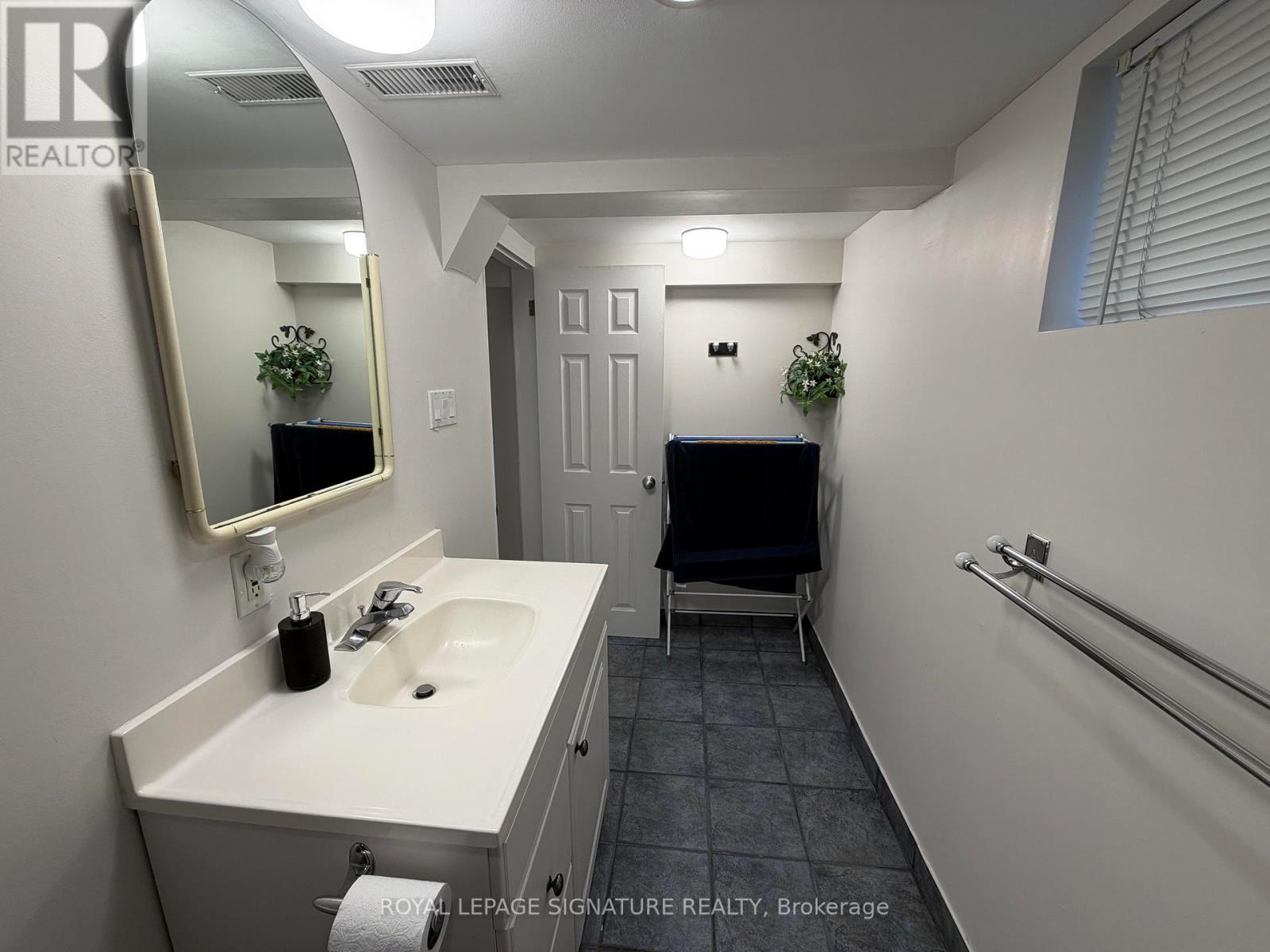 Ll - 43 St George Street, Toronto, Ontario  M8Z 3Y6 - Photo 7 - W12953410