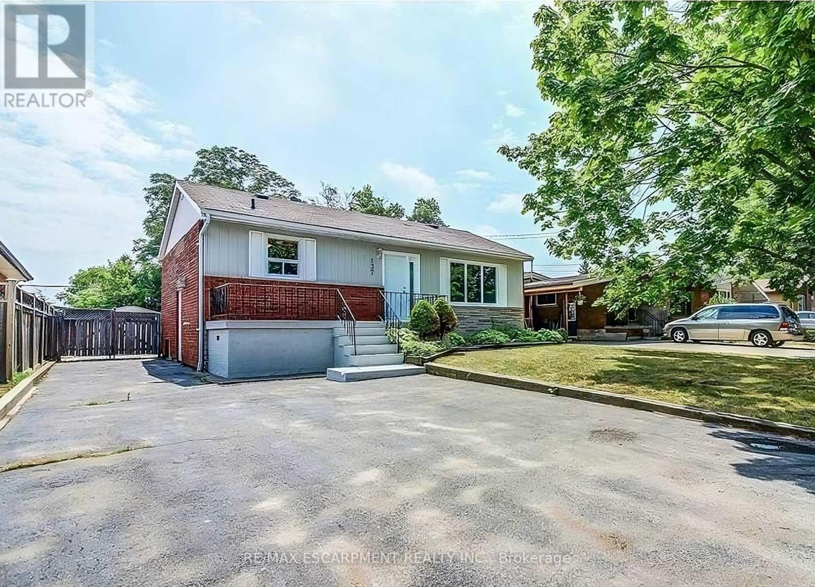 Upper - 137 Manning Avenue, Hamilton, Ontario  L9A 3E8 - Photo 2 - X12953414