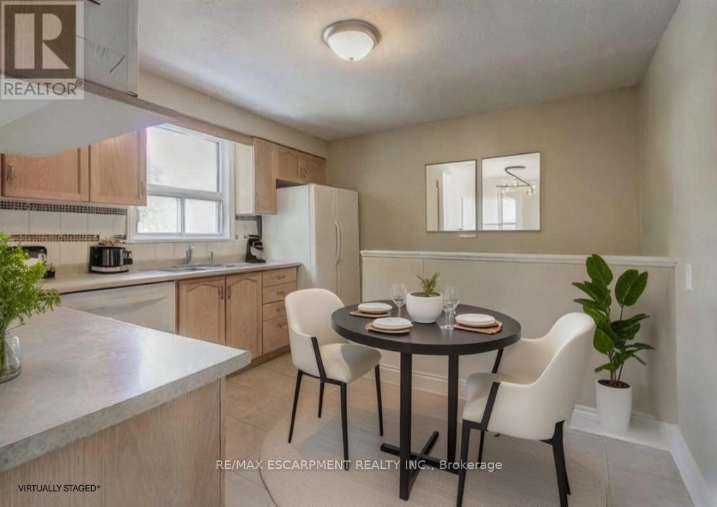 Upper - 137 Manning Avenue, Hamilton, Ontario  L9A 3E8 - Photo 3 - X12953414