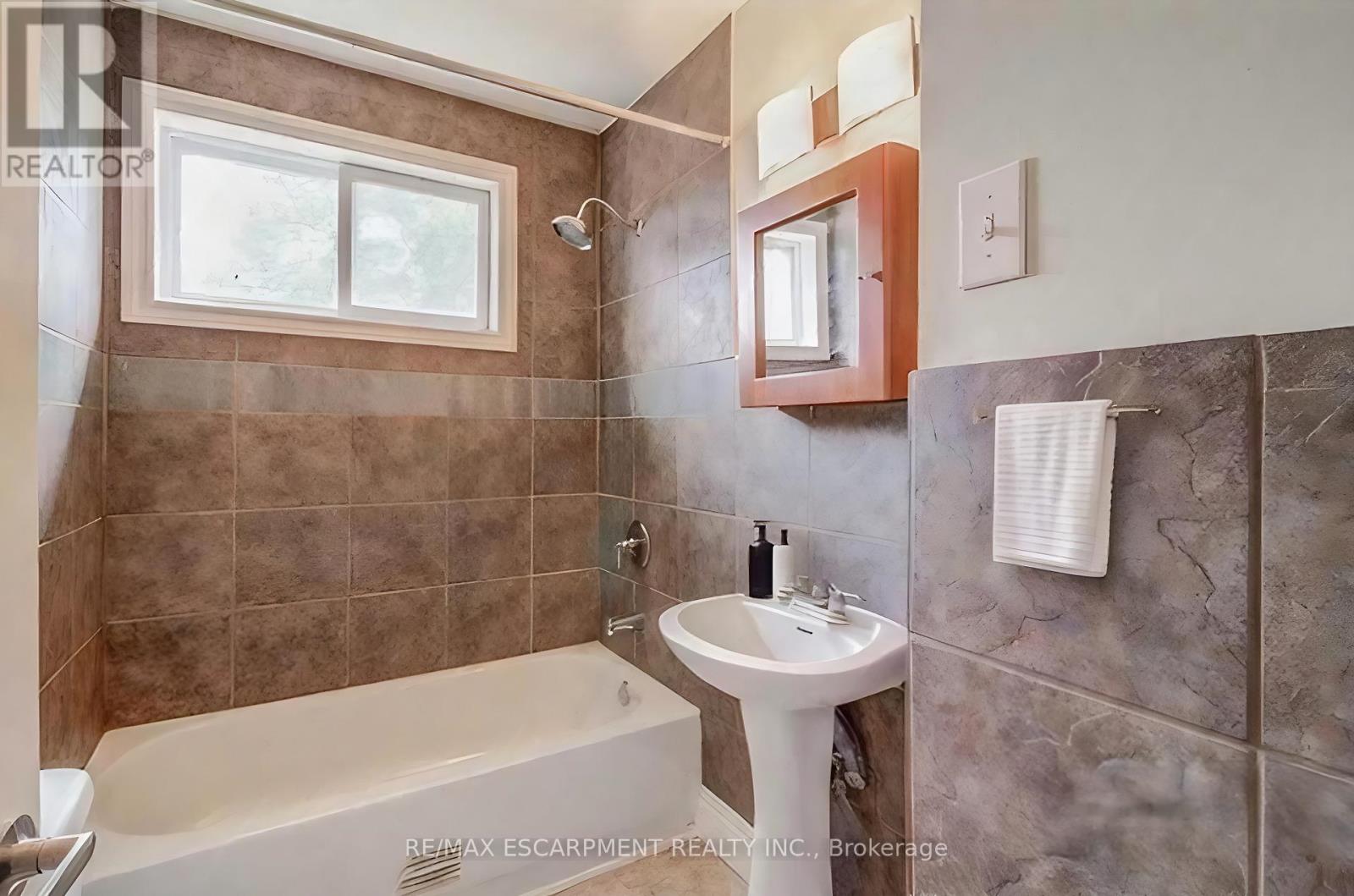 Upper - 137 Manning Avenue, Hamilton, Ontario  L9A 3E8 - Photo 6 - X12953414