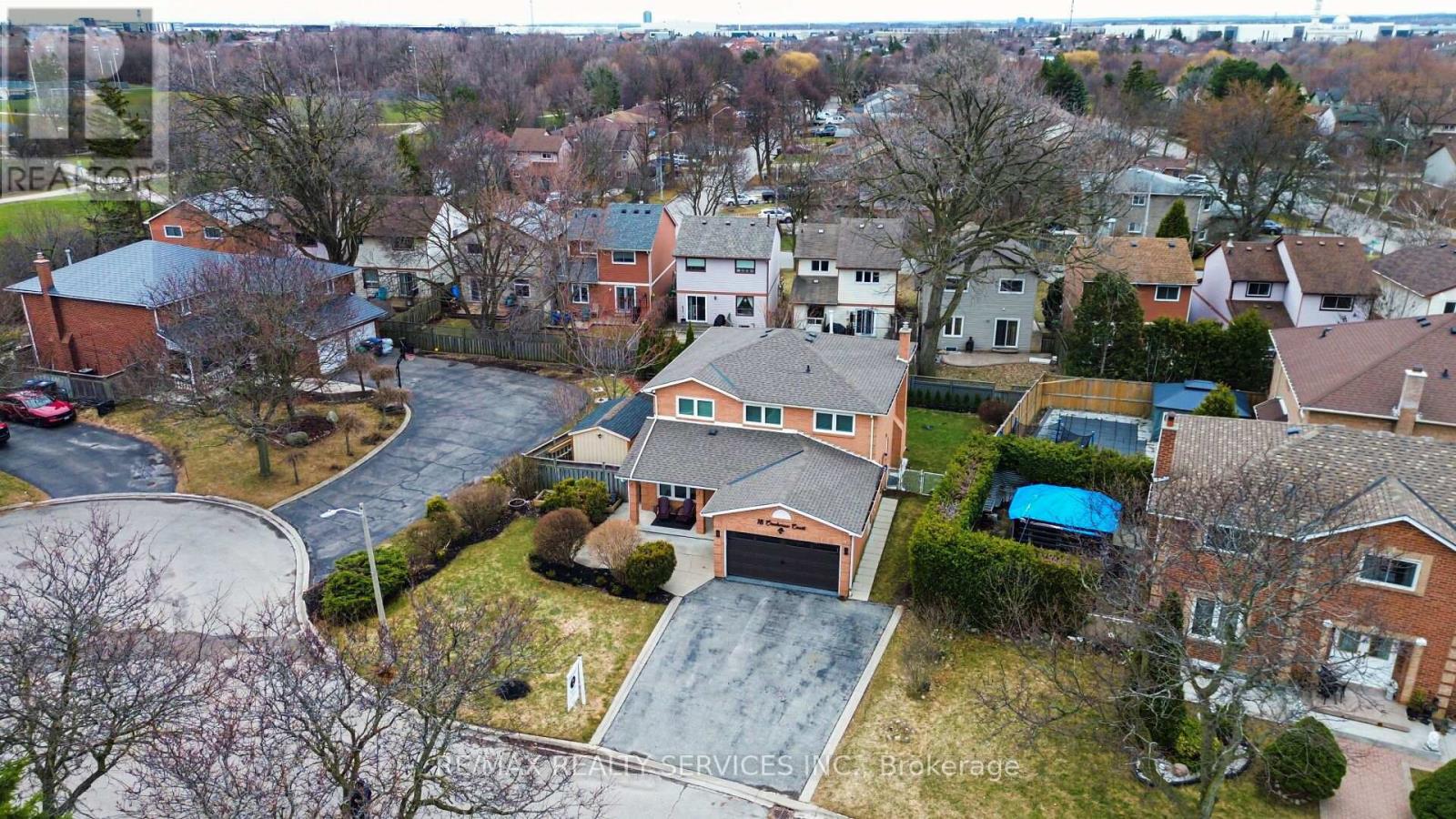 18 Creekview Court, Brampton, Ontario  L6Z 3Y2 - Photo 2 - W12947356