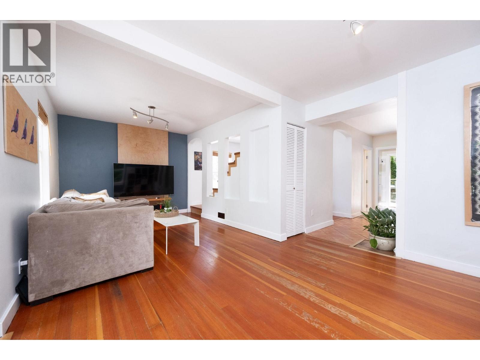 1075 Gladwin Drive, North Vancouver, British Columbia  V7R 1A1 - Photo 11 - R3072274