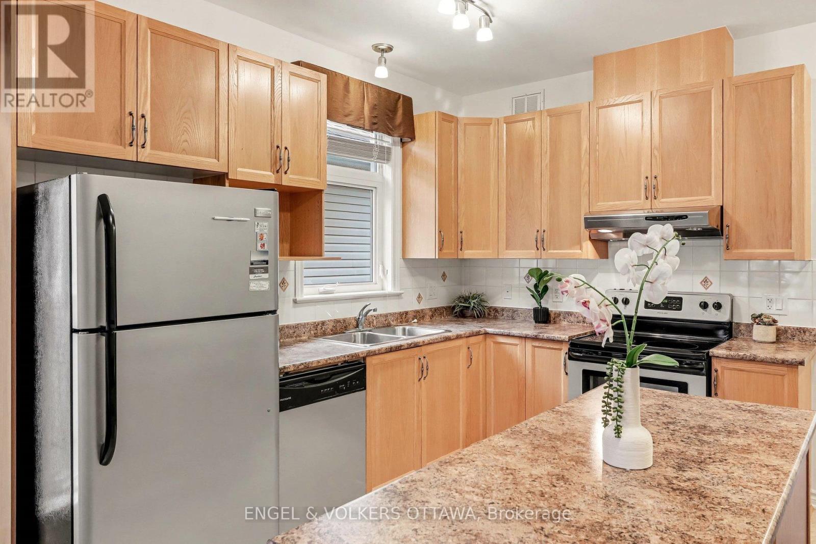 257 Bulrush Crescent, Ottawa, Ontario  K1T 0E5 - Photo 12 - X12953560