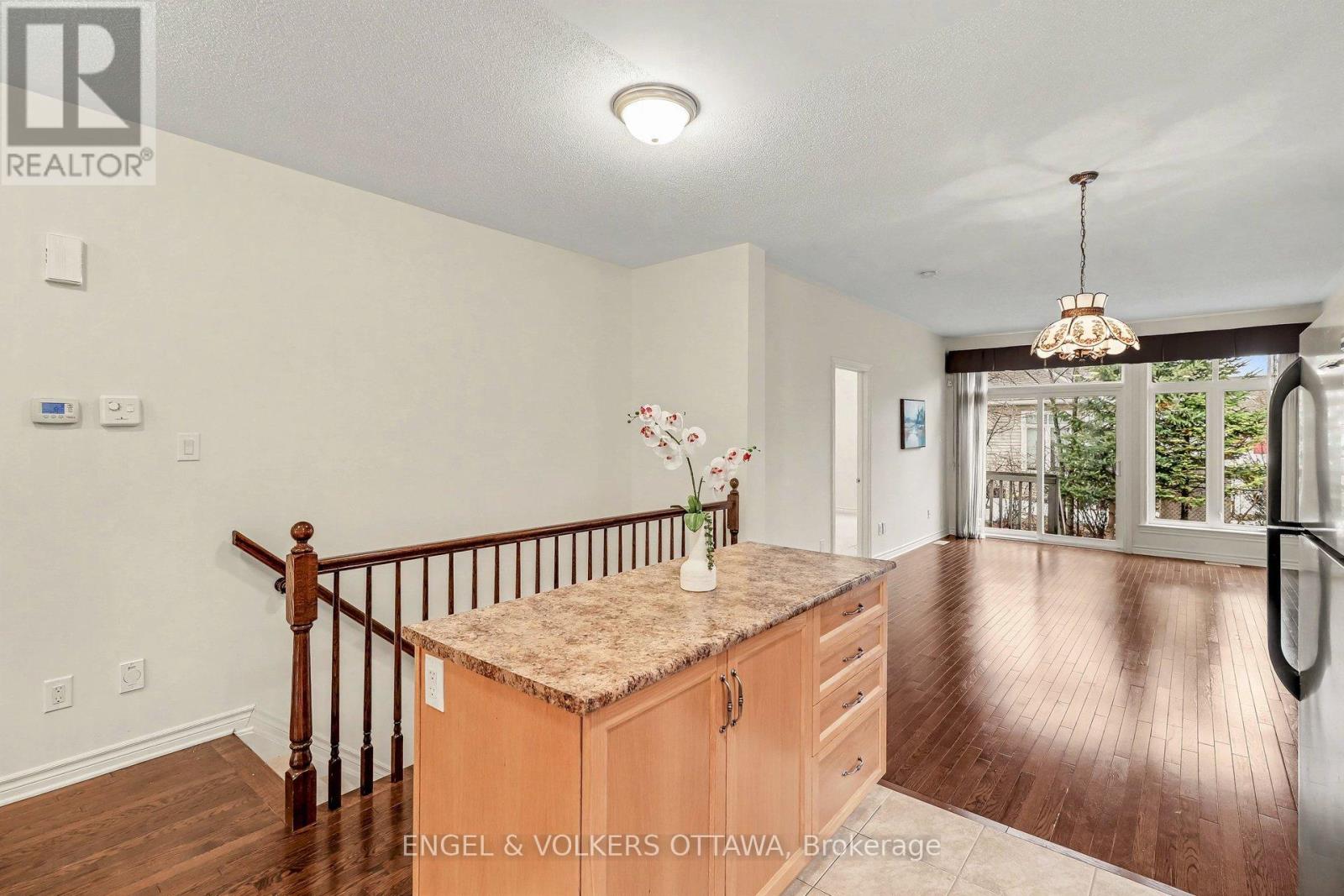 257 Bulrush Crescent, Ottawa, Ontario  K1T 0E5 - Photo 8 - X12953560