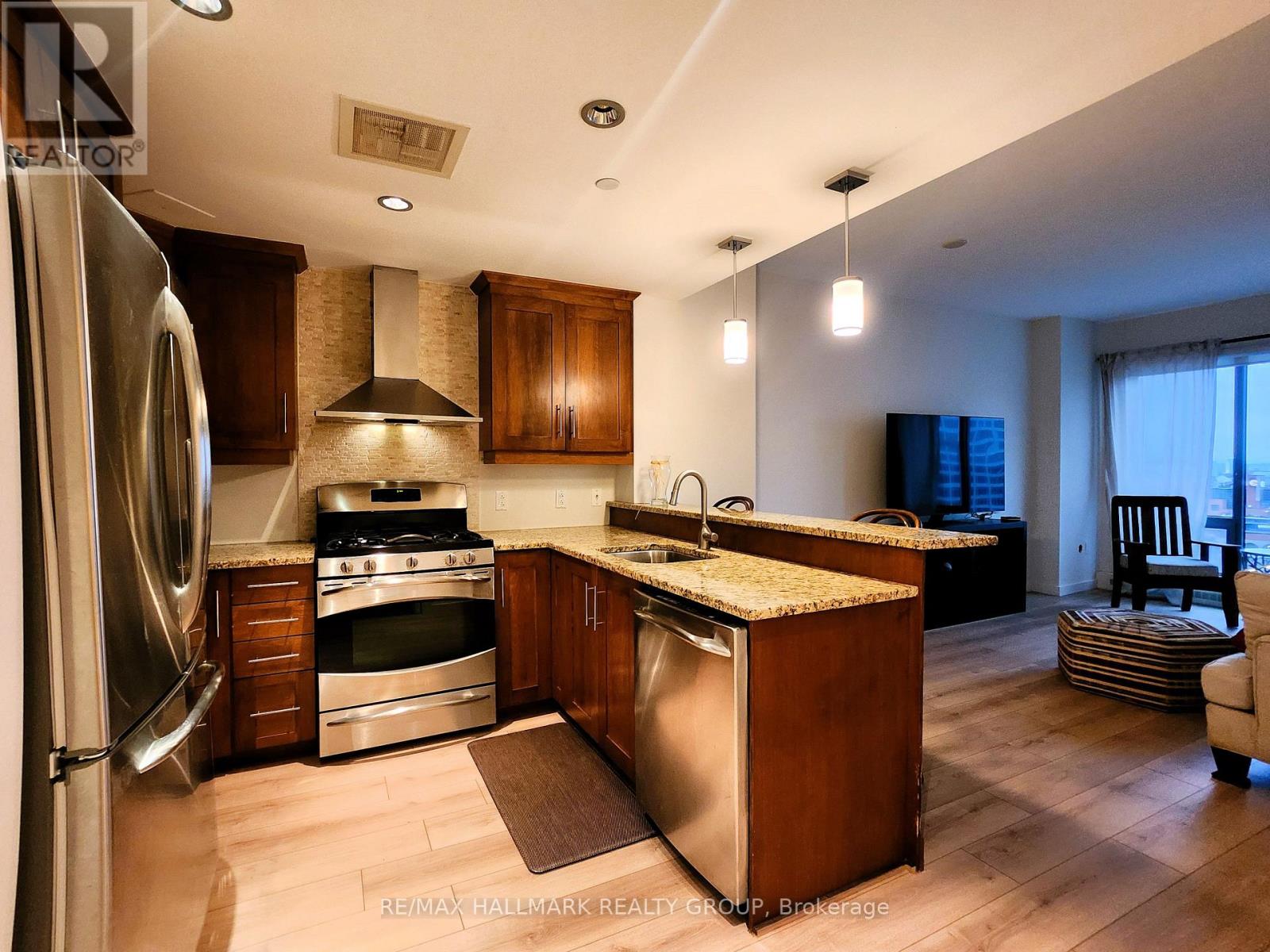 704 - 90 George Street, Ottawa, Ontario  K1N 0A8 - Photo 2 - X12953578