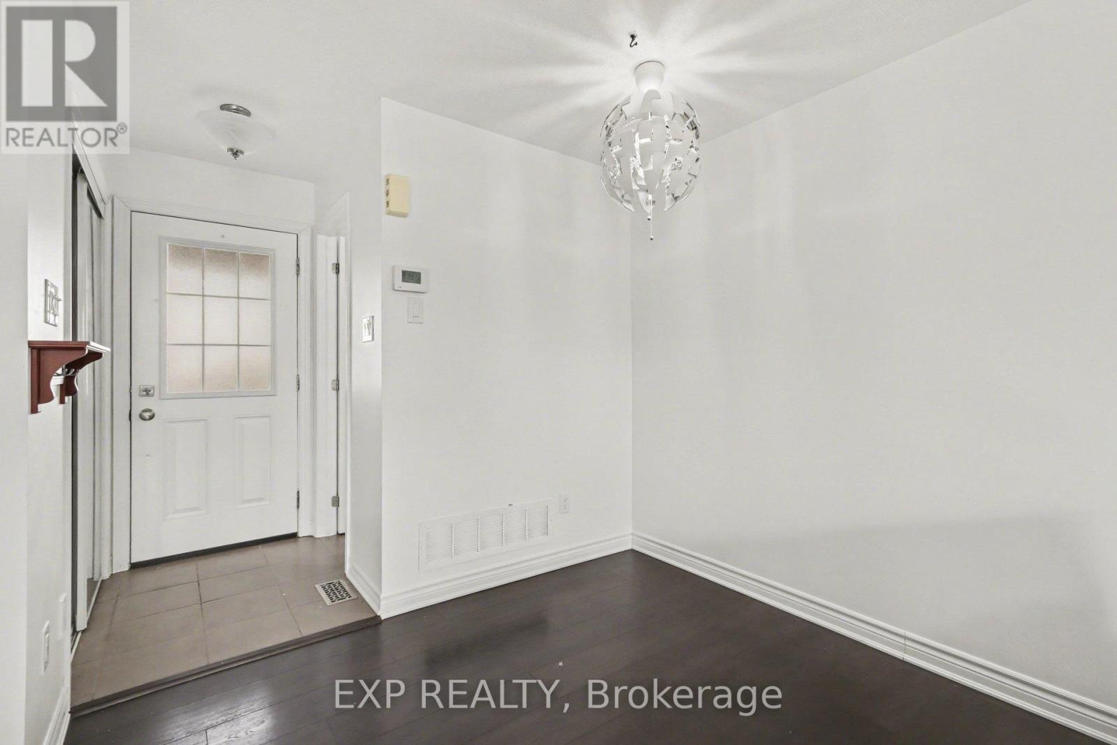 342 Astelia Crescent, Ottawa, Ontario  K2S 0W7 - Photo 4 - X12953614