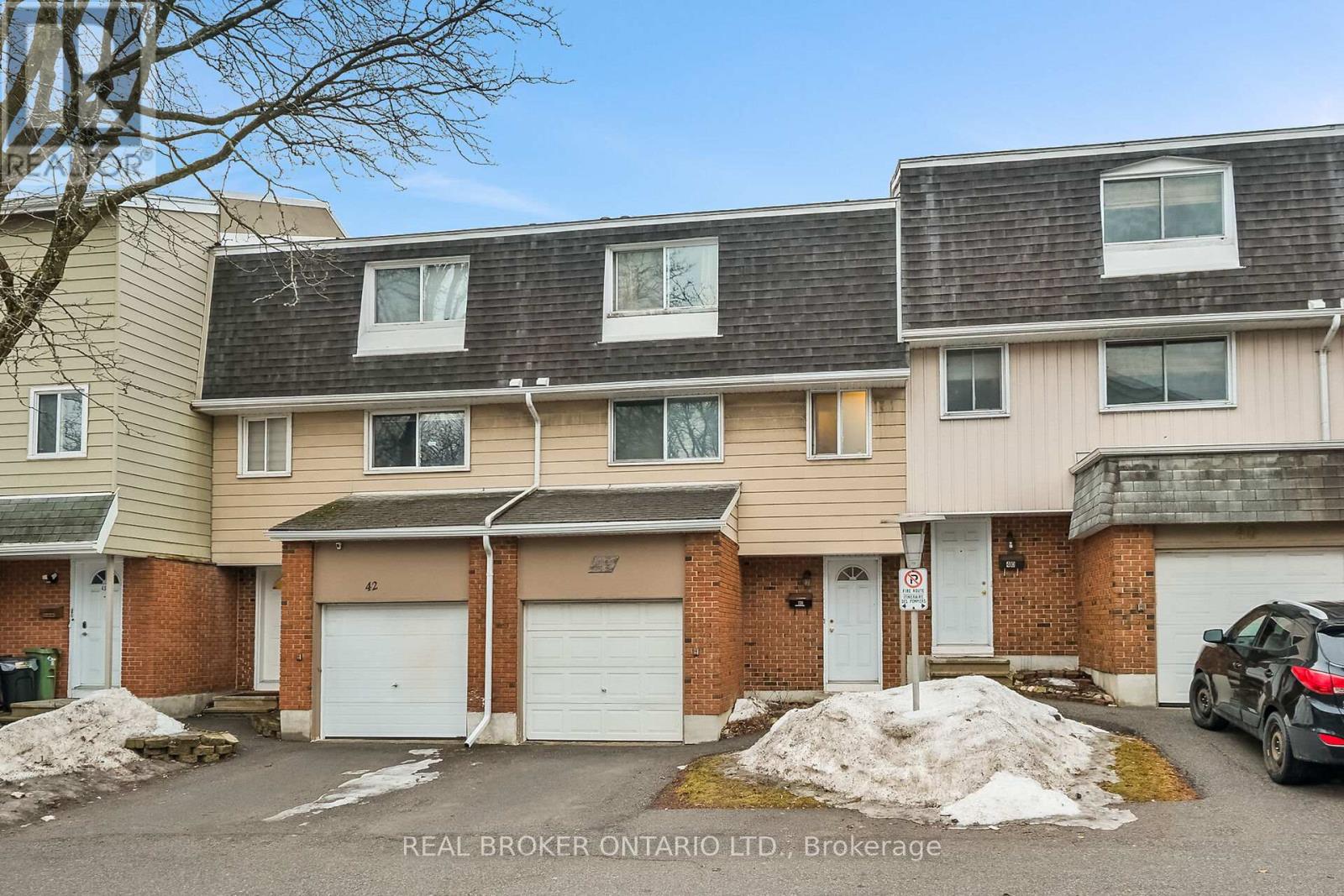This split level, 3 storey townhome with garage is sure to impress!  What a wonderful opportunity to live in a 3 bedroom, 2 bath home with no rear neighbours. Enter the foyer and head up to your living room, or down to your family room.  A formal dining room overlooks the living room full of natural light, with high ceiling. The living room leads to fully fenced, private backyard with patio area. An eat-in kitchen with plenty of storage and counter space is beside the dining room. Three spacious bedrooms on the upper level, including primary room with large closet and loads of space. The lower level offers the family room, laundry and storage. Inside entry to garage. Only a few minutes to CHEO & General Hospital, U of O, downtown, shopping. (id:48254)
