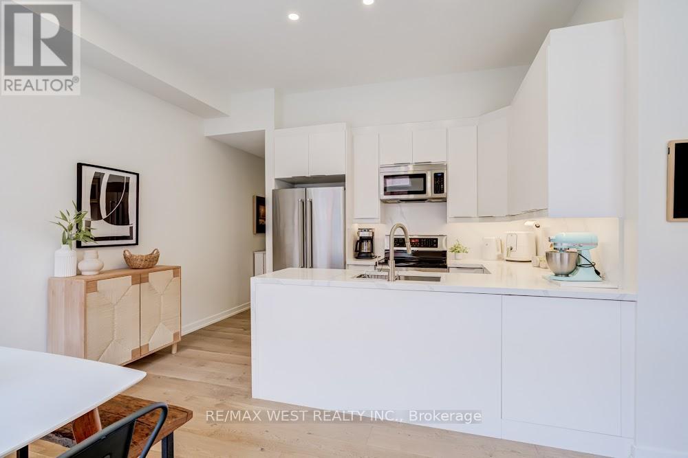 3 - 1396 Bloor Street W, Toronto, Ontario  M6P 4H6 - Photo 4 - W12952792