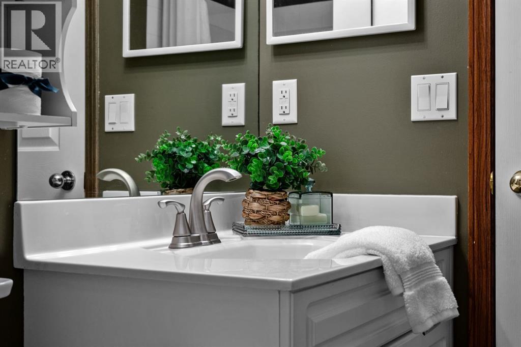 18 Gleneagles View, Cochrane, Alberta  T4C 1N9 - Photo 28 - A2291305