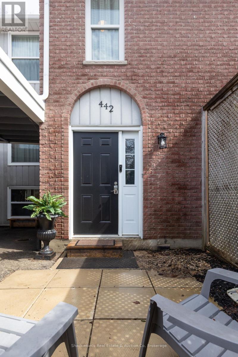 442 Glastonbury Drive, Stratford, Ontario  N5A 7G9 - Photo 4 - X12953716