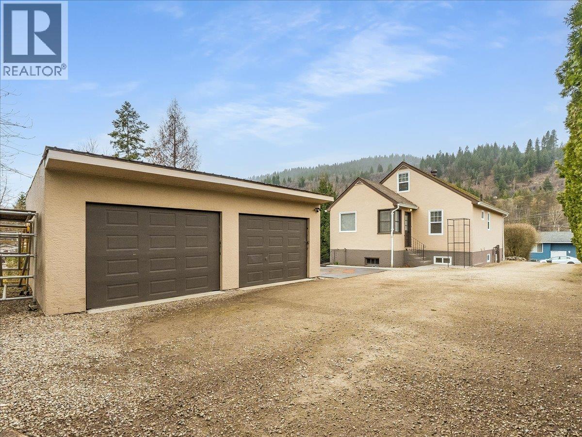 1115 7TH Avenue, Castlegar, British Columbia