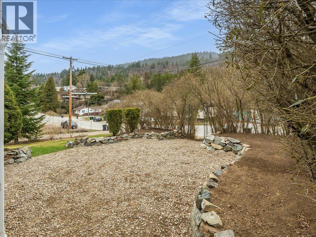 1115 7th Avenue, Castlegar, British Columbia  V1N 1S5 - Photo 44 - 10381532