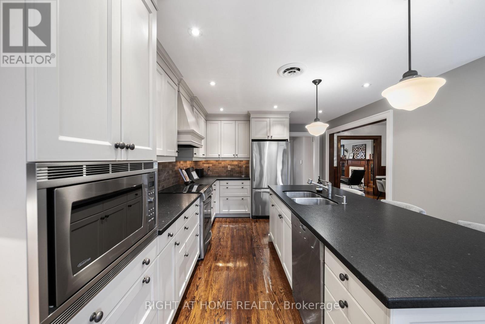 113 Eastbourne Avenue, Toronto, Ontario  M5P 2G4 - Photo 15 - C12953538