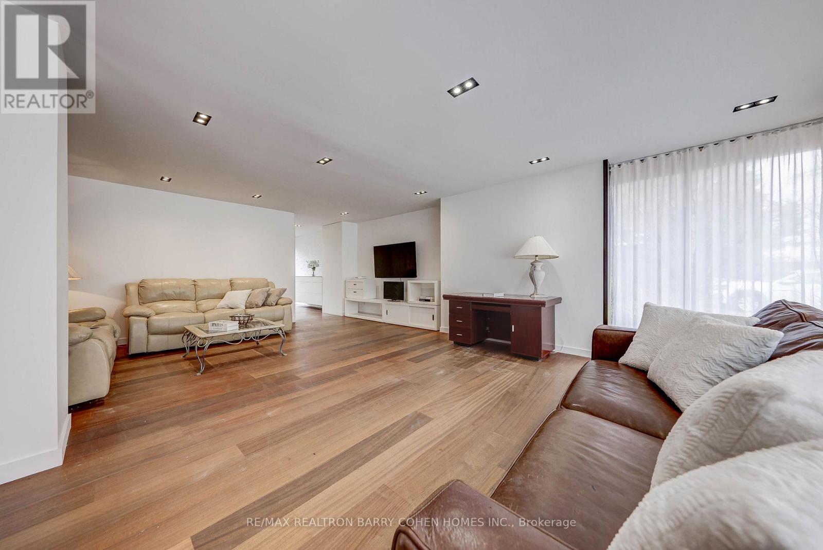 6 Bannatyne Drive, Toronto, Ontario  M2L 2N7 - Photo 5 - C12953646